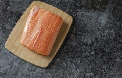 Filete de salmón fresco sobre tabla de madera