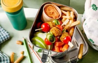 Ideas de alimentación escolar con brochetas y vegetales frescos Lonchera con brochetas de vegetales y frutas frescas para alimentación escolar