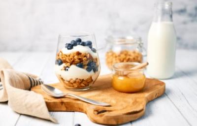 Granola con yogurt griego y miel para alimentarse saludablemente.