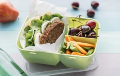 Snacks bajos en calorías, una opción de alimentación saludable. Topper con snacks bajos en calorías para merendar.