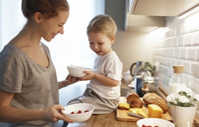 Mujer junto a su hijo preparando menú familiar semanal.