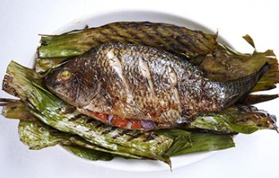 Pescado a la parrilla, típica preparación colombiana. Pescado a la parrilla sobre hojas de plátano.