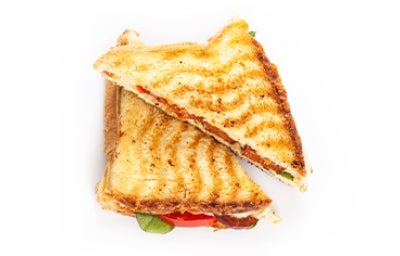 Sándwich partido a la mitad y hecho en sandwichera.