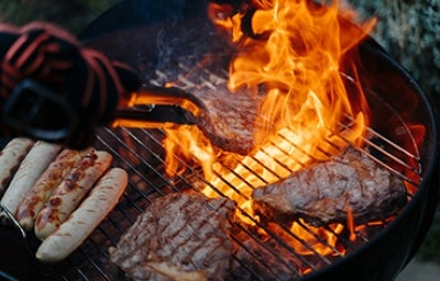 Filetes de carne cocinándose a la parrilla.