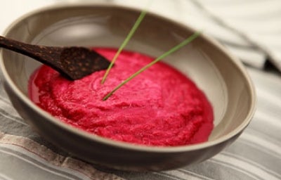 Comida rosada para fiesta de colores. Plato de gazpacho rosado para fiesta de colores.