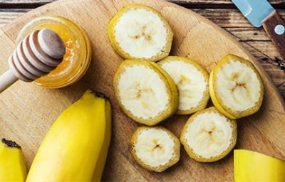 Banano deshidratado en tajadas.