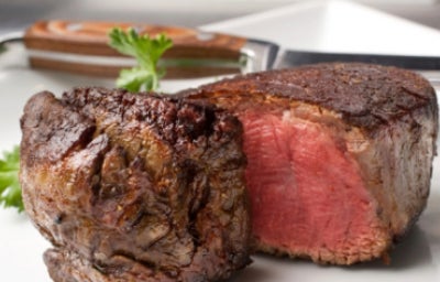 Corte de carne cocido al término medio con centro rojo y jugoso.