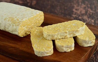 El tempeh es un ingrediente fermentado hecho a partir de los fríjoles de soya