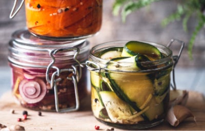 Cebolla, pepino y zanahoria encurtidos caseros en tarros de vidrio