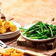 Mazorcas y espárragos en un asado vegetariano
