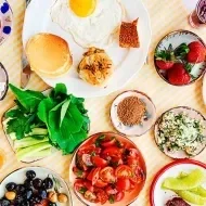 Mesa con diferentes preparaciones de desayuno