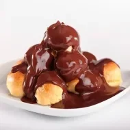 Profiteroles con salsa casera de chocolate