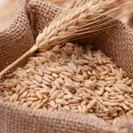 Una bolsa llena de trigo, un alimento que contiene gluten