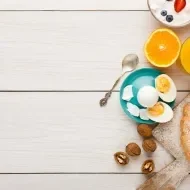 Desayuno continental con fruta, huevo y pan
