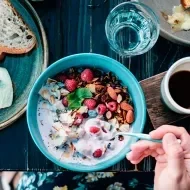 Bowl de frutas, nueces y yogurt, unos de los desayunos fáciles y rápidos