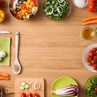 Varios ingredientes para armar una ensalada balanceada 