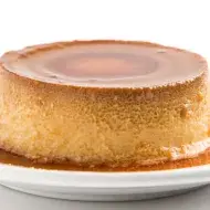 Plato con Flan casero cubierto de caramelo 
