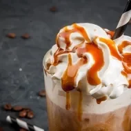 Frapuccino de caramelo con crema batida