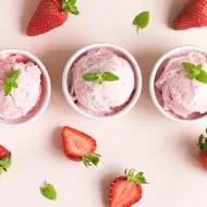 Vaso con helado de fresa 