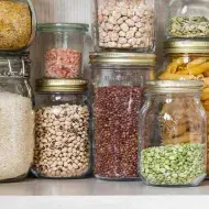 Alacena con frascos llenos de legumbre y cereales 