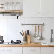 Cocina organizada con porta utensilios