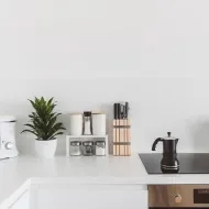 Una cocina con una estufa de vitrocerámica limpia