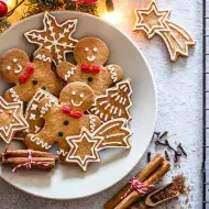 Galletas navideñas en formas de estrellas, árboles y muñecos. 
