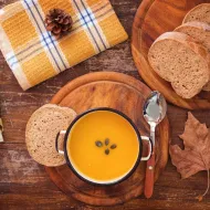 Una de las mejores recetas con ahuyama es una crema, acompañada con pan. 