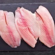 Filetes cortados y preparados para cocinar un pescado