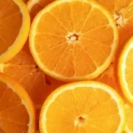 Rodajas de naranja, un alimento ácido, con una cáscara amarga. 