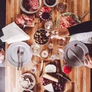 Los jamones y las tapas son típicos de la comida española. 