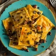 Un plato de ravioles, el tipo de pasta rellena más popular