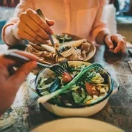 Una ensalada es una buena forma de aprovechar las sobras de comida.