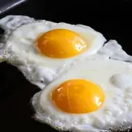 La yema de los huevos contiene colágeno.