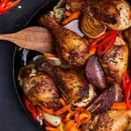 Un pollo agridulce con verduras.