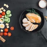 El pollo a la plancha es una de las preparaciones más comunes.