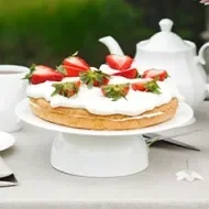 Una torta con glaseado real como cobertura.