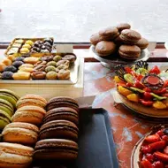 Macarrones, corazones y otros postres de la pastelería francesa.