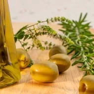 Aceitunas verdes y aceite de oliva 