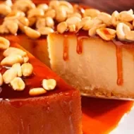 Un juego de texturas con un flan de maní.