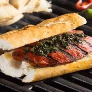 El choripán con chimichurri es todo un clásico argentino.