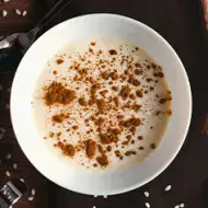 Una receta de arroz con leche tradicional, con canela espolvoreada. 