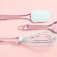 Brocha, batidor y espátula de silicona.
