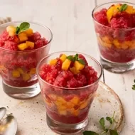 Vasos con frutas postres veganos