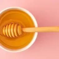 Recipiente con miel de abejas