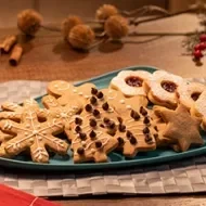Galletas, un snack navideño popular, en forma de estrellas, árboles y copos de nieve.