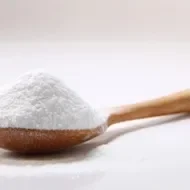 Cuchara con bicarbonato de sodio para cocinar