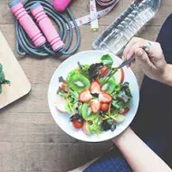 Plato de ensalada menú para comer antes de hacer ejercicio 