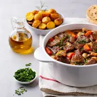 Estofado de carne y verduras, un almuerzo casero que puede variar en su receta. 