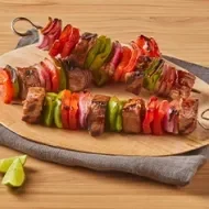Kebab turco de carne con vegetales.